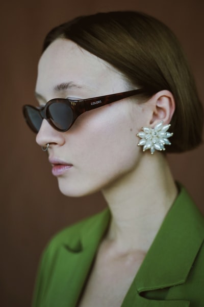 Wearing green split the woman of the lapel suit jacket and sunglasses
